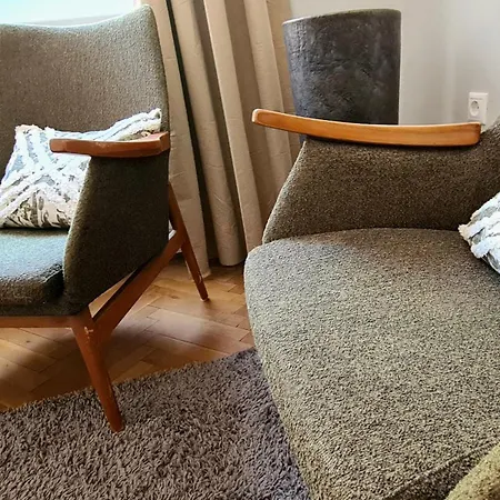 The Modern Antique Πετς
